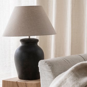 Lniany abażur stożkowy do lampy beżowy Basic Wide na lampie stołowej